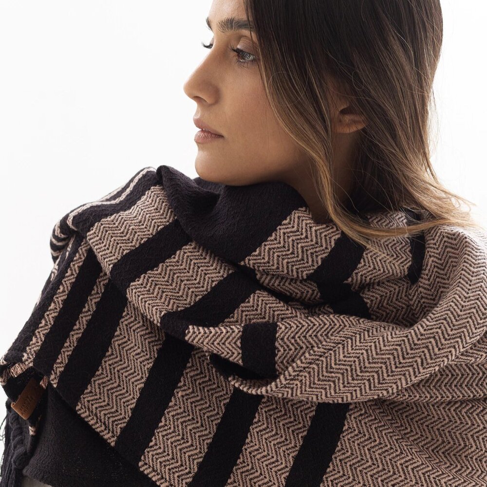 SHAWL SIJAN BLACK NUDE (BABY LLAMA, MERINO WOOL AND COTTON)